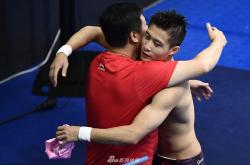 本菲卡今日表现抢眼，本泽马整场无解，教练赛后亲自拥抱