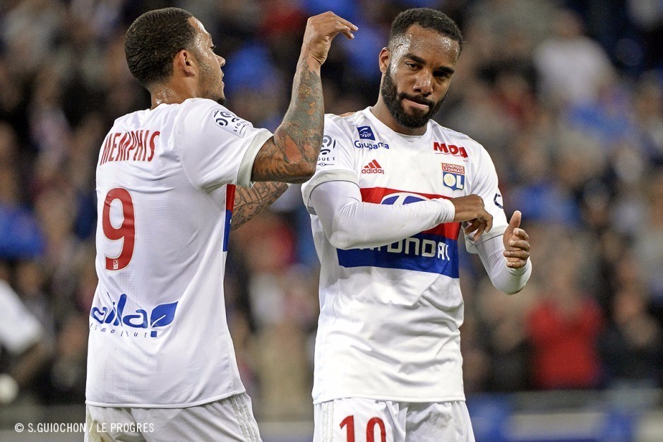 亚马尔踢费尔明女友臀部